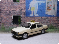 Ascona C Stufenheck von IXO